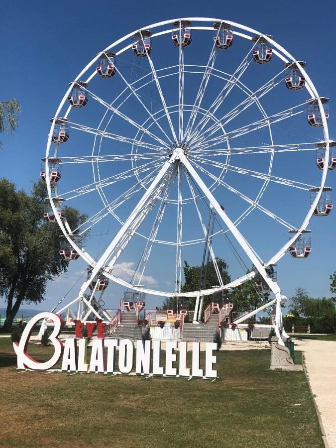 Francoise Szálló Balatonlelle Esterno foto