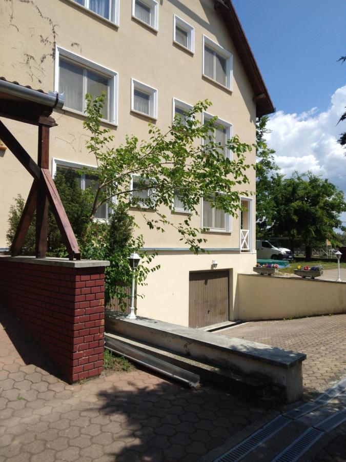 Francoise Szálló Balatonlelle Esterno foto