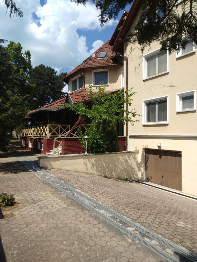 Francoise Szálló Balatonlelle Esterno foto