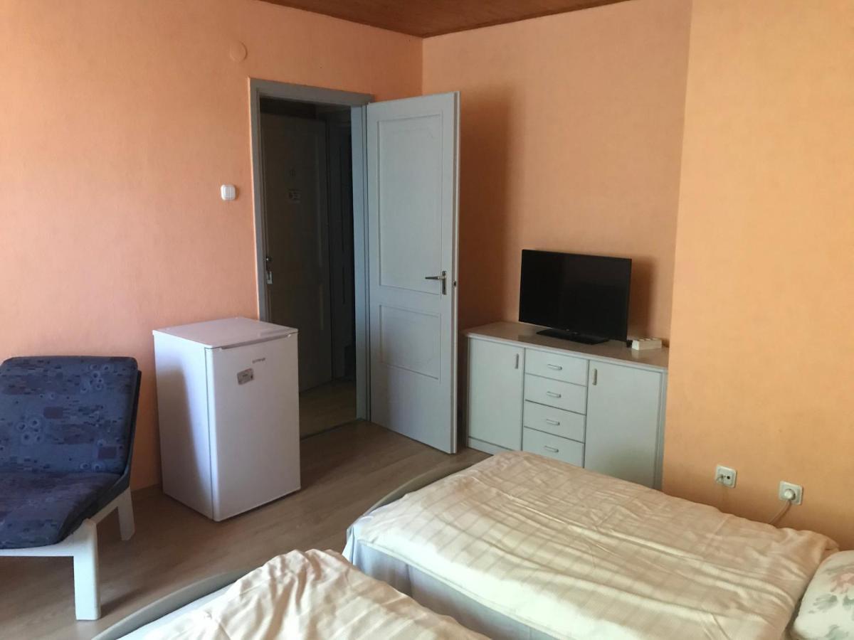 Francoise Szálló Balatonlelle Esterno foto