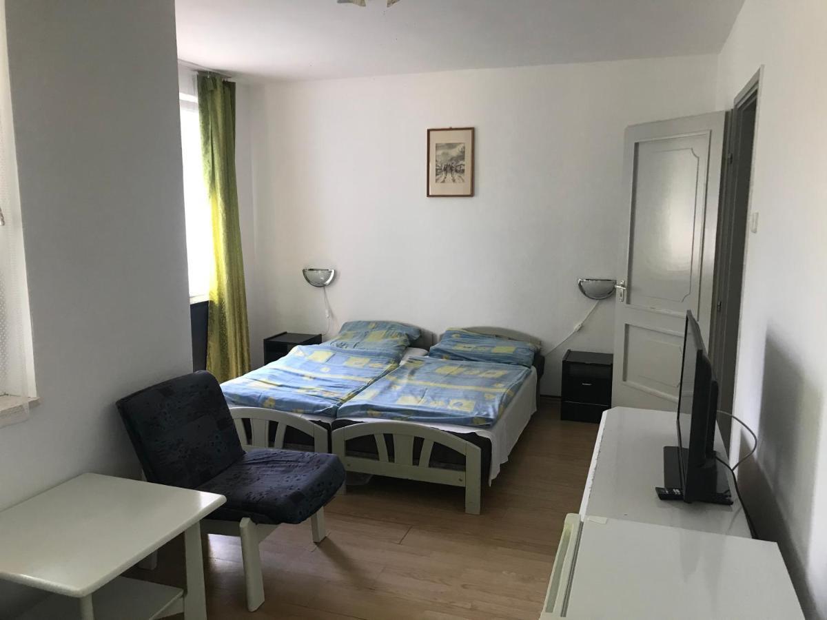Francoise Szálló Balatonlelle Esterno foto