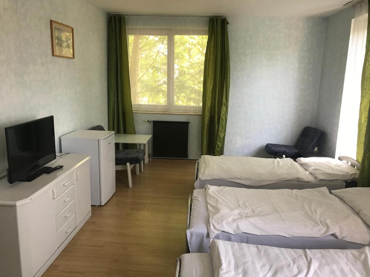 Francoise Szálló Balatonlelle Esterno foto
