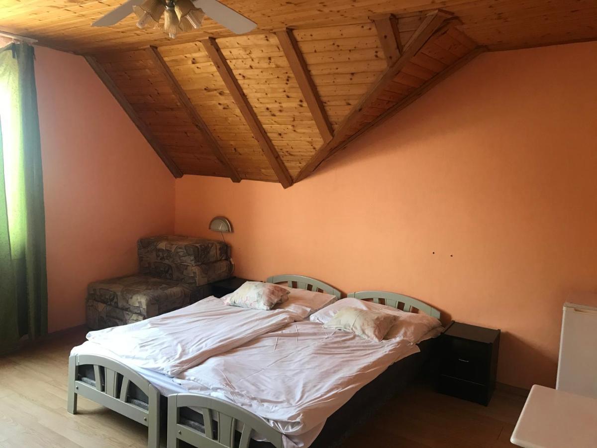 Francoise Szálló Balatonlelle Esterno foto